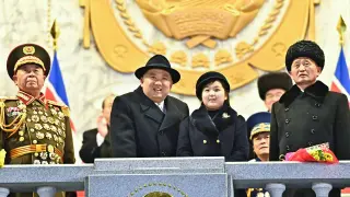 Kim Jong-un junto a su hija durante el desfile