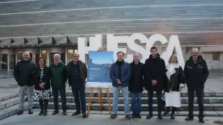 Participantes en la organización del Pirineo MFF delante del Palacio de Congresos de Huesca en la presentación del certamen.