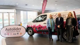 Rosa Gerbás, Manuel Berdiel y Susana Lacostena delante del vehículo eléctrico que el Comercio se utilizará para el reparto a domicilio
