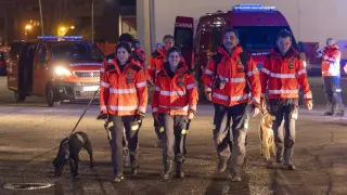 Los siete bomberos desplazados a Turquía, a su llegada este sábado al parque 1 de Valle de Broto.