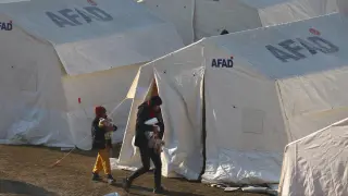 Ayuda de emergencia en un campamento de refugiados en Kahramanmaras, Turquía, tras el terremoto.
