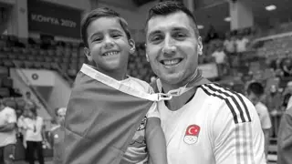 El capitán de la selección turca de balonmano, Cemal Kütahya, junto a su hijo.