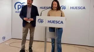 Gerardo Oliván y Carmen Susín, durante la rueda de prensa en la sede del PP en Huesca.