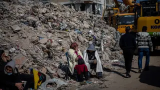 Continúan las operaciones de búsqueda en Hatay Turquía tras el terremoto