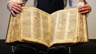 Dos páginas del Codex Sassoon, la más completa y antigua biblia hebrea.
