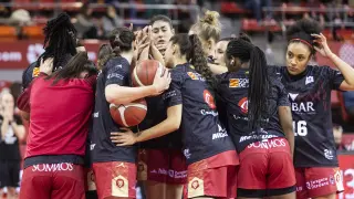 Las jugadoras del Casademont Zaragoza hacen una piña antes del último partido en el Príncipe Felipe.