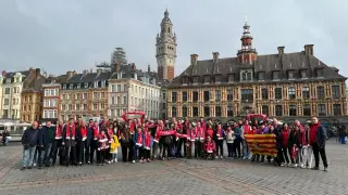 80 aficionados del Casademont Zaragoza en la Grand Place de Lille (Francia).