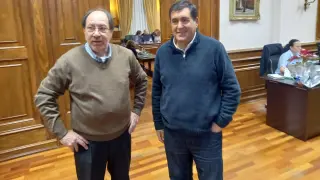 Julio Esteban, a la izquierda, y Joaquín Tomás, momentos antes de comunicar al pleno su baja del grupo del PAR.