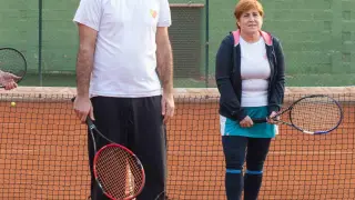 Jorge Martín (c), fundador de Tenis Amateur Zaragoza, acompañado de varios aficionados que participan en el proyecto.