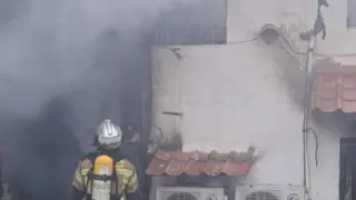 Los bomberos durante los trabajos en el incendio en Cabaña de Ebro.