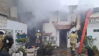 Los bomberos durante los trabajos en el incendio en Cabaña de Ebro.