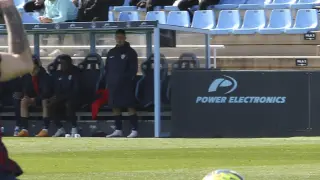 Momento en el que el balón bota entre Ratiu y Fuzato en el segundo gol del Huesca ante el Ibiza.