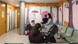 Varias familias esperan su turno en una consulta de pediatría en Zaragoza, este lunes.
