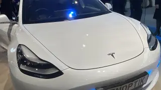 Este Tesla es un coche eléctrico pensado para las fuerzas del orden. Además de un autonomía de casi 500 km y una velocidad punta de 225 km/h sus cámaras pueden reconocer vehículos y personas a su alrededor.