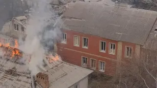 Una vista general muestra los edificios dañados por un ataque militar ruso en la ciudad de Bajmut