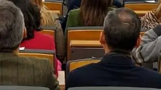 Antonio Vargas, director de relaciones institucionales de AWS para España y Portugal, y Daniel Blázquez, manager de Políticas publicas (Responsable de infraestructuras y Aragón) durante su intervención en la sede de CEOE-Cepyme Huesca