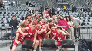 Los jugadores del Casademont Zaragoza junior celebran el triunfo en Croacia.