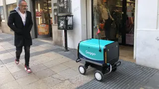 Reparto de un robot de Goggo en el centro de Zaragoza.
