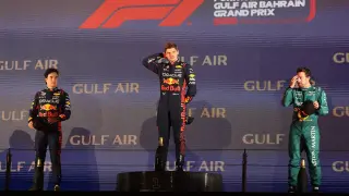 Max Verstappen, Sergio Perez y Fernando Alonso, en el podio de Bahrein.