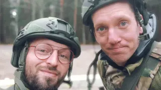 La pareja LGTBQ+ que ha tomado las armas para defender Ucrania y combatir en la ciudad asediada de Bajmut.