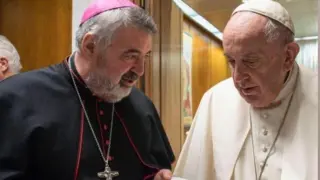 El arzobispo de Zaragoza, Carlos Escribano, hace entrega al papa Francisco del plan diocesano 2022-2023, en el Vaticano en octubre del año pasado.