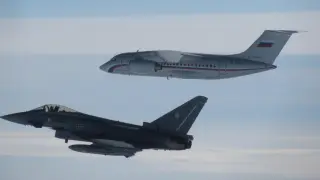 Un caza británico siguiendo el avión ruso