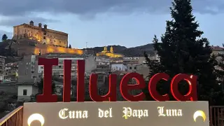 Illueca estrena un nuevo 'escenario' de fotos turísticas con el fondo del castillo-palacio del Papa Luna y las letras de la villa.