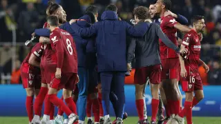Los jugadores del Sevilla celebran el pase a la siguiente ronda de la Liga Europa