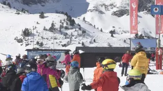 Un grupo de esquiadores en la estación de Candanchú.