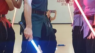 Carlos Jimenez Xavi Yagues y Barbara Valverde, entrenando con espadas láser.
