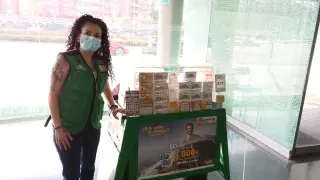 La vendedora Caridad López, que ha repartido 400.000 euros en Zaragoza.