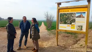 Visita del alcalde de Huesca, Luis Felipe, y la concejala de Urbanismo, María Rodrigo, al renovado camino de la ermita de Loreto.
