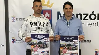 Óscar Romero y Eliseo Martín con el cartel