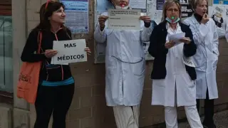 Protesta de los trabajadores sanitarios en el centro de salud de Ejea.