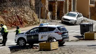 Guardia Civil y miembros de emergencias en la entrada a Villanuena de Viver (Castellón)