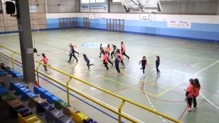 Escolares en una actividad deportiva en el colegio Sagrada Familia de Zaragoza, en una imagen de archivo.