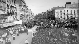 Una multitud se congregó al paso del féretro durante su traslado a la basílica del Pilar, el 8 de junio de 1923.