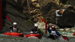 El Río Gállego Fest contó en su competición de kayaks con 72 palistas.