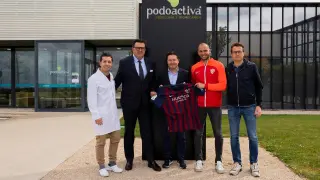 Firma de la renovación del convenio entre la SD Huesca y Podoactiva.