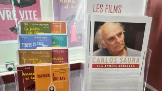 Los afiches de Carlos Saura y sus películas en París.