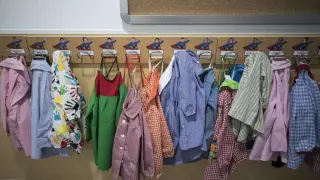 Batas preparadas en las perchas en un colegio de Infantil y Primaria de Aragón