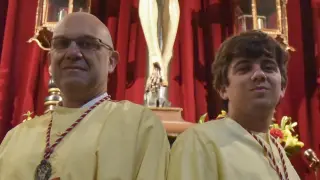 Javier Lendines y su hijo Francho son costaleros del Cristo del Perdón de Huesca.