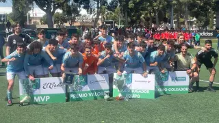 La plantilla del Celta de Vigo celebra la consecución del trofeo por segunda vez en su historia.