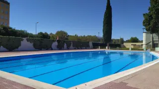 Foto de archivo piscinas verano del complejo deportivo San Jorge.
