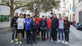 Los corredores de Special Olympics, los voluntarios de la Asociación y los usuarios del Albergue que van a participar posan juntos tras preparar la carrera.