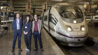 Ángel Jiménez, Mayka González y Juan Carlos Miguel, junto a uno de los AVE a Barcelona en la estación Delicias de Zaragoza