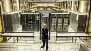 El zaragozano Mateo Valero, fotografiado junto a las decenas de armarios con cables que conforman el MareNostrum 4, en las instalaciones del Barcelona Supercomputing Center.