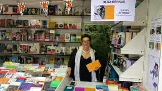 Olga Bernad en una de sus actividades preferidas de relación con el lector: la firma de libros.