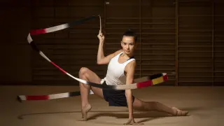 La gimnasta oscense Inés Bergua, en acción con la cinta.
