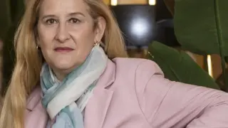 La escritora Luz Gabás, en el vestíbulo del hotel Reino de Aragón de Zaragoza